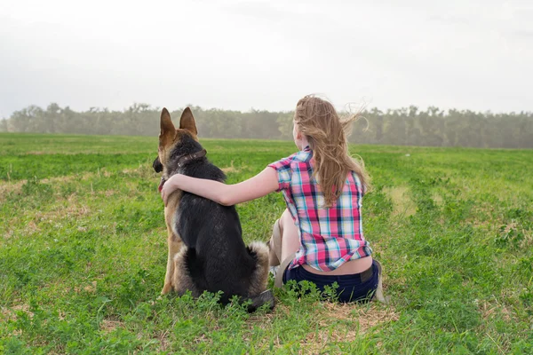 Flicka med en tysk herde — Stockfoto