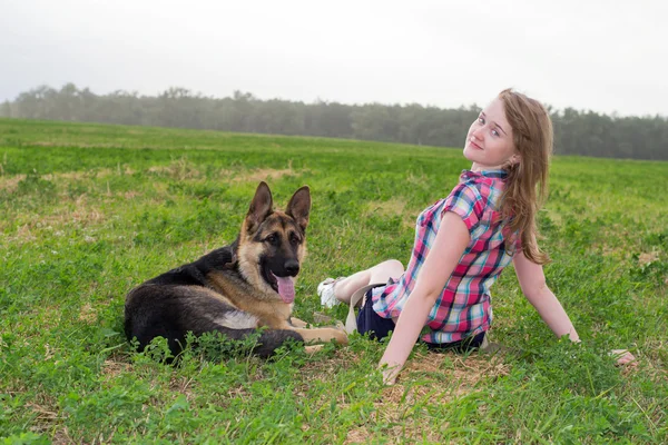 德国牧羊犬的女孩 — 图库照片