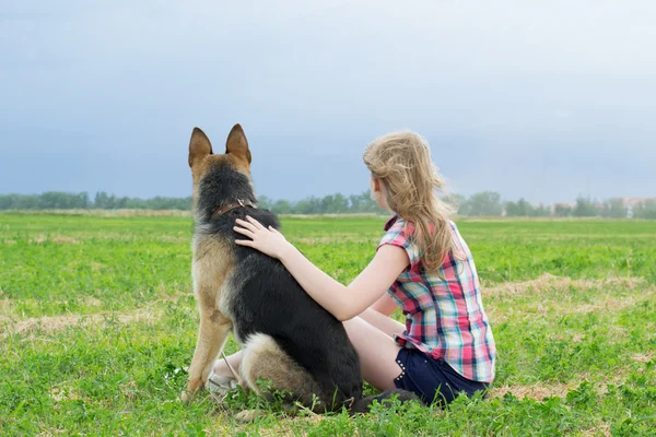 Meisje met een Duitse herder — Stockfoto