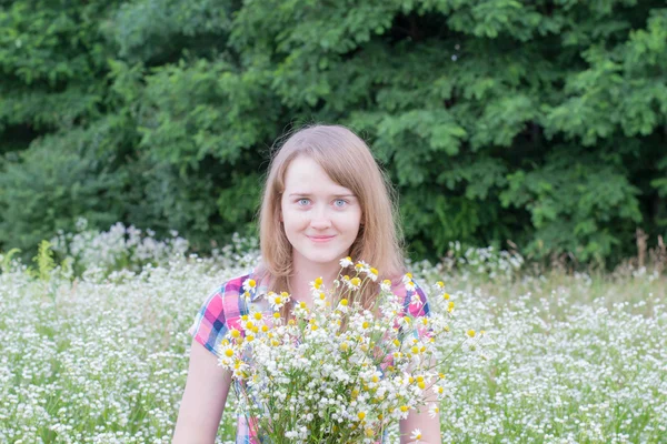 Mädchen mit Gänseblümchen — Stockfoto