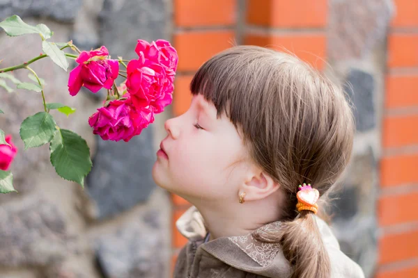 Girl smelling a flower — Stock Photo, Image