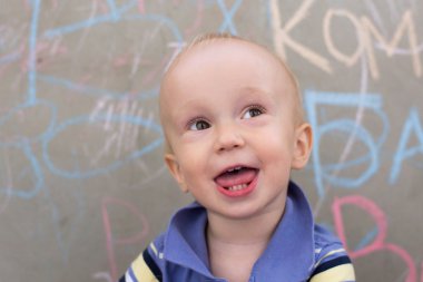 neşeli küçük çocuk