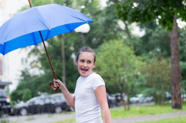 kız mavi şemsiyesi altında