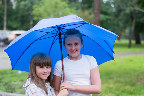 Two girls under an umbrella — Stock Photo, Image