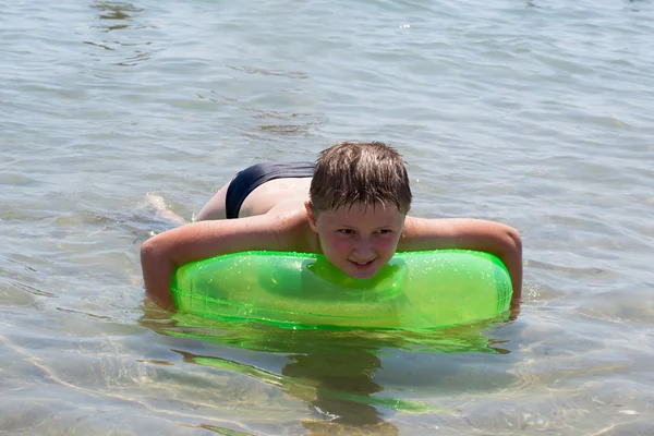 Denizde küçük çocuk