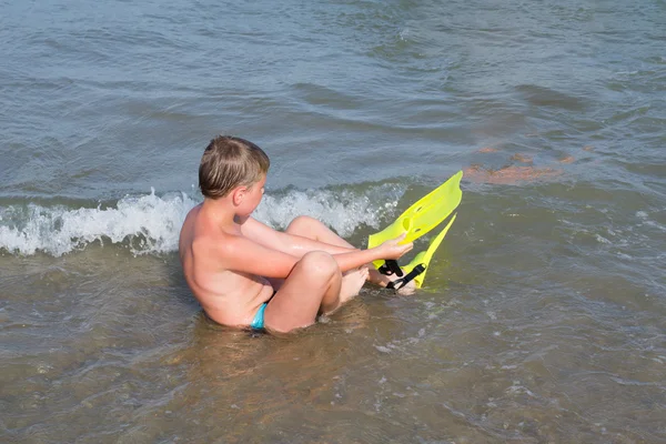 Denizde küçük çocuk