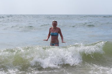 Kız denizde bir mayo