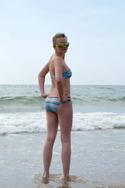 Meisje in een zwembroek op de zee — Stockfoto