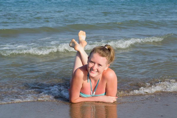 Meisje in een zwembroek op de zee — Stockfoto