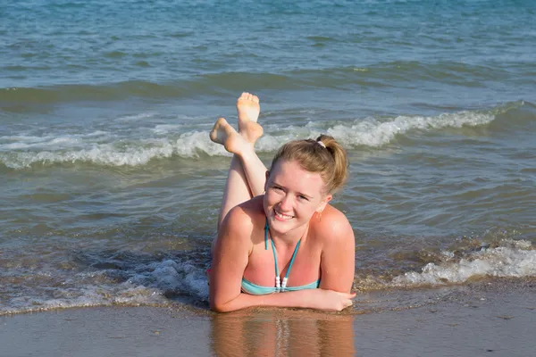 Kız denizde bir mayo