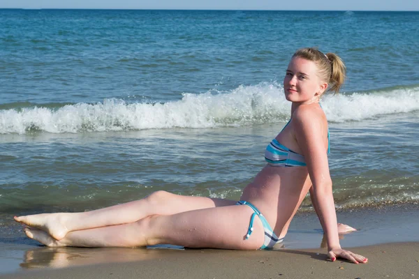 Ragazza in costume da bagno al mare — Foto Stock