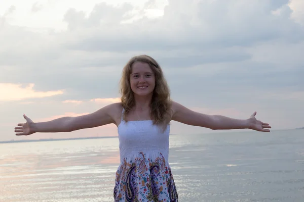 Meisje op het strand — Stockfoto