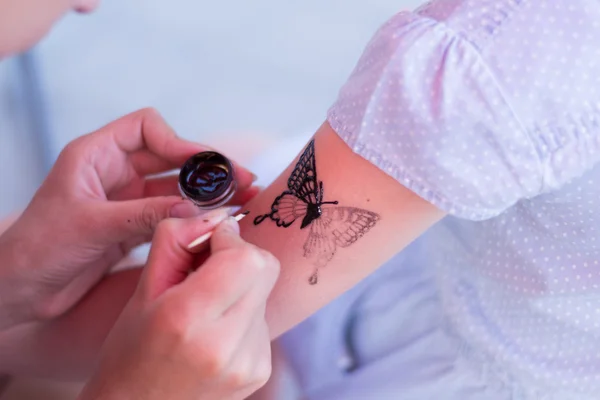 Niño dibujar un tatuaje —  Fotos de Stock
