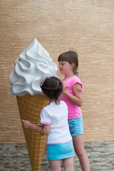 Children with ice cream — Stock Photo, Image