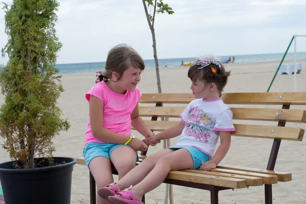 Petites filles sur la plage — Photo