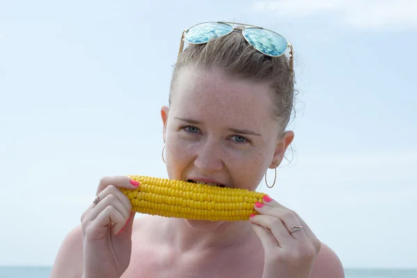 Meisje eten maïs — Stockfoto