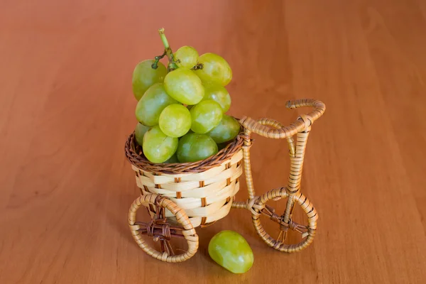 Pequeña cesta con uvas — Foto de Stock