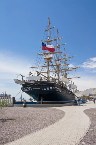 Bandeira chilena se desenrola no mastro de um navio ancorado . — Fotografia de Stock