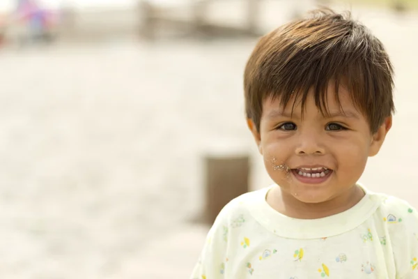 A strand mosolygós Chilei fiú — Stock Fotó