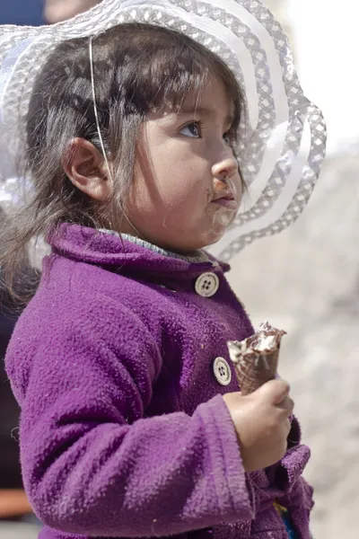 Menina peruana comer sorvete — Fotografia de Stock