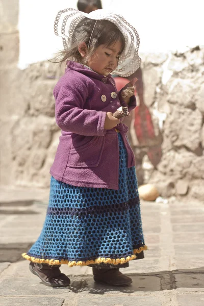 ペルーの少女のアイスクリームを食べる — ストック写真