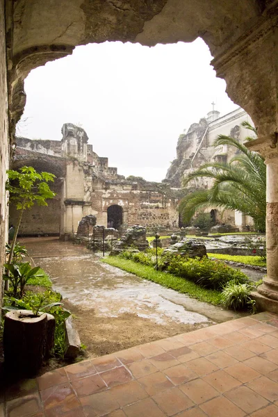 Chuva sobre ruínas — Fotografia de Stock