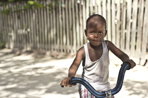 自転車に乗る方法を学ぶの少年 — ストック写真