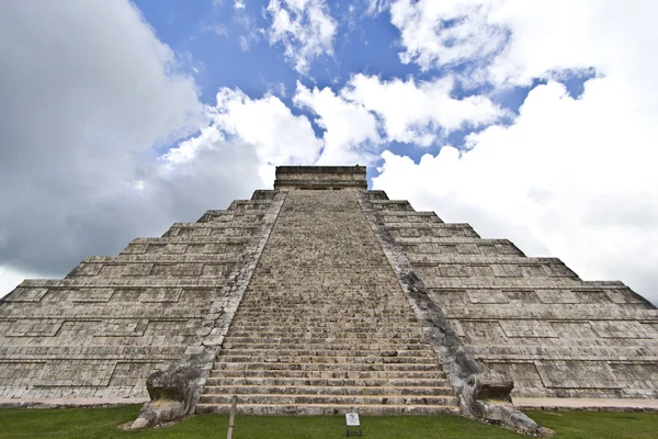 El Castillo de Kukulcan — Stockfoto