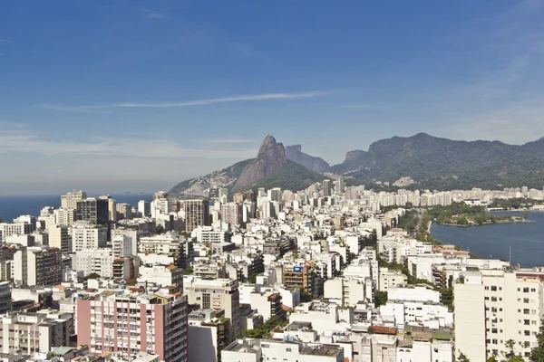 View of the Rio de Janeiro's famous neighbourhoods of Copacabana — Stock Photo, Image