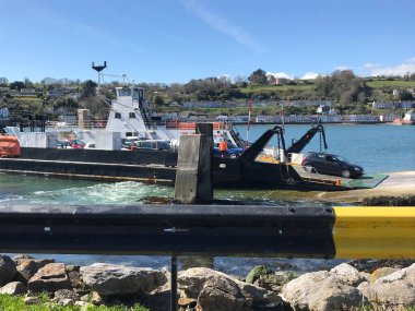 Limanda feribot boşaltılıyor.