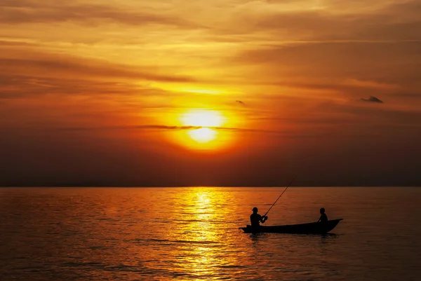 Un padre con suo figlio pesca durante l'ora del tramonto — Foto Stock