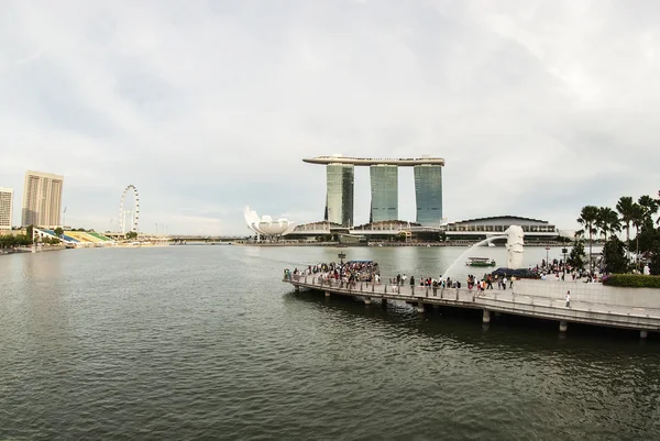 insanlarla shot marina bay Singapur aslan heykeli toplamak