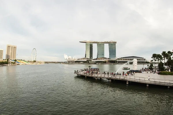 Marina Bay fusilado con la gente se reúne en la estatua del león de Singapur —  Fotos de Stock