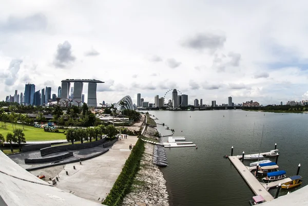 マリーナ湾のショットとマリーナ ・ バレッジからシンガポールの目を風景します。 — ストック写真