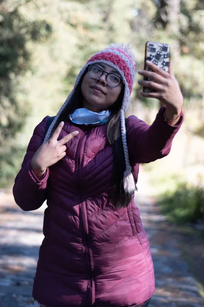 Mladá Žena Brát Selfie Přírodě — Stock fotografie