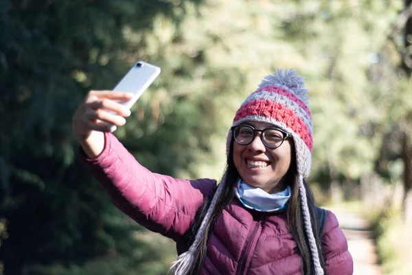 Jonge Vrouw Neemt Een Selfie Natuur — Stockfoto