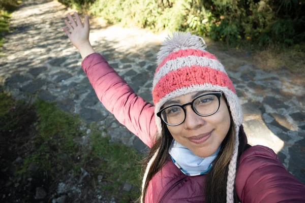 Młoda Kobieta Robi Sobie Selfie Naturze — Zdjęcie stockowe