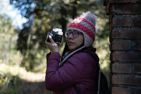 在大自然中间用相机的年轻女人 — 图库照片