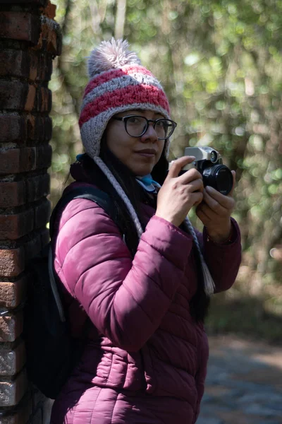 Jonge Vrouw Met Camera Het Midden Van Natuur — Stockfoto