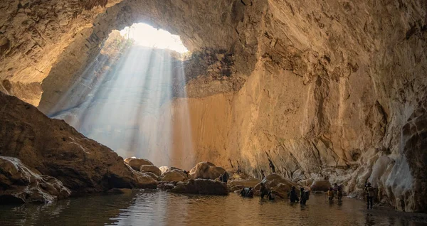 Meksika 'daki Kakahuamilpa ya da Chontalcoatlan Nehri' nin mağaralarının içinde bir yeraltı nehrinde yürüyen yürüyüşçüler.