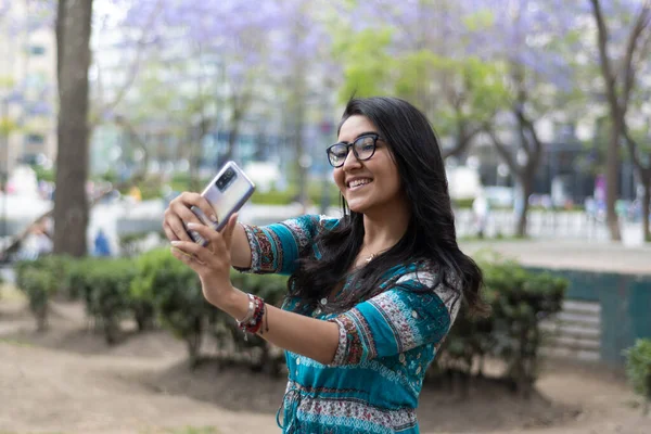 Jonge Vrouw Met Behulp Van Haar Mobiele Telefoon Een Park — Stockfoto