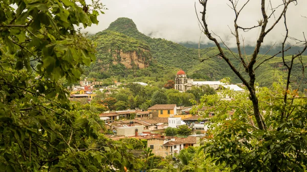 Malinalco 'nun büyülü kasabasının panoramik manzarası