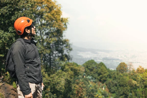 헬멧을 경치를 감상하는 등산가 — 스톡 사진