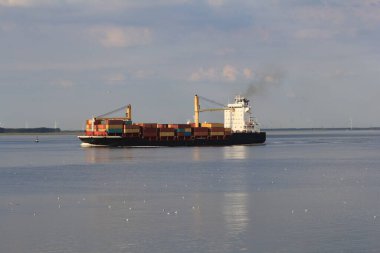 Küçük bir konteynır gemisi Antwerp 'ten kuzey denizine doğru yol alıyor.