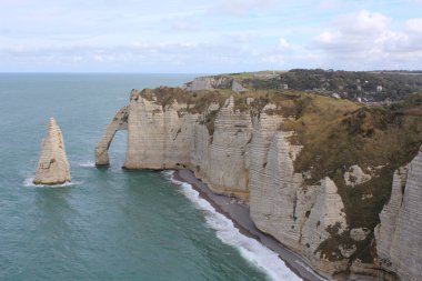 Güzel beyaz tebeşir kayalıkları ve Fransa 'nın Normandiya kentindeki kaymaktaşı kıyılarının iğnesi.