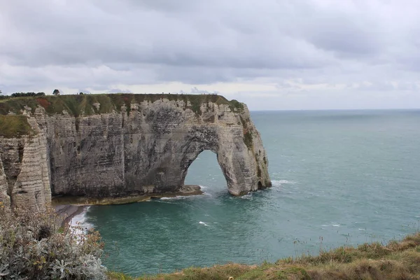 Beau Paysage Côtier Français Avec Une Arche Dans Mer Bleue — Photo