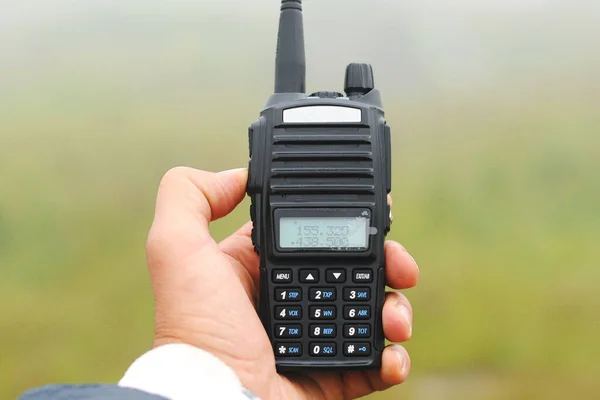 Negro Walkie Talkie Una Mano Montañas Fondo — Foto de Stock