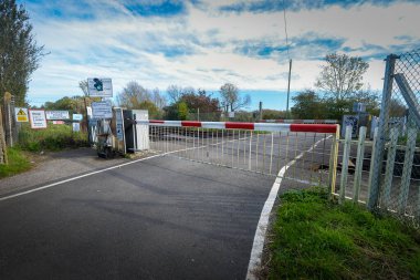 Canterbury, Kent, İngiltere yakınlarındaki köy yolunda demiryolu kavşağı.