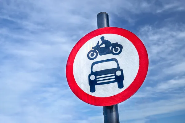 Motosiklet ya da araba uyarısı yok. 