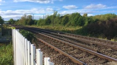 Güneydoğu treni hızla Canterbury, Kent, İngiltere, İngiltere yakınlarındaki tren raylarından geçiyor..